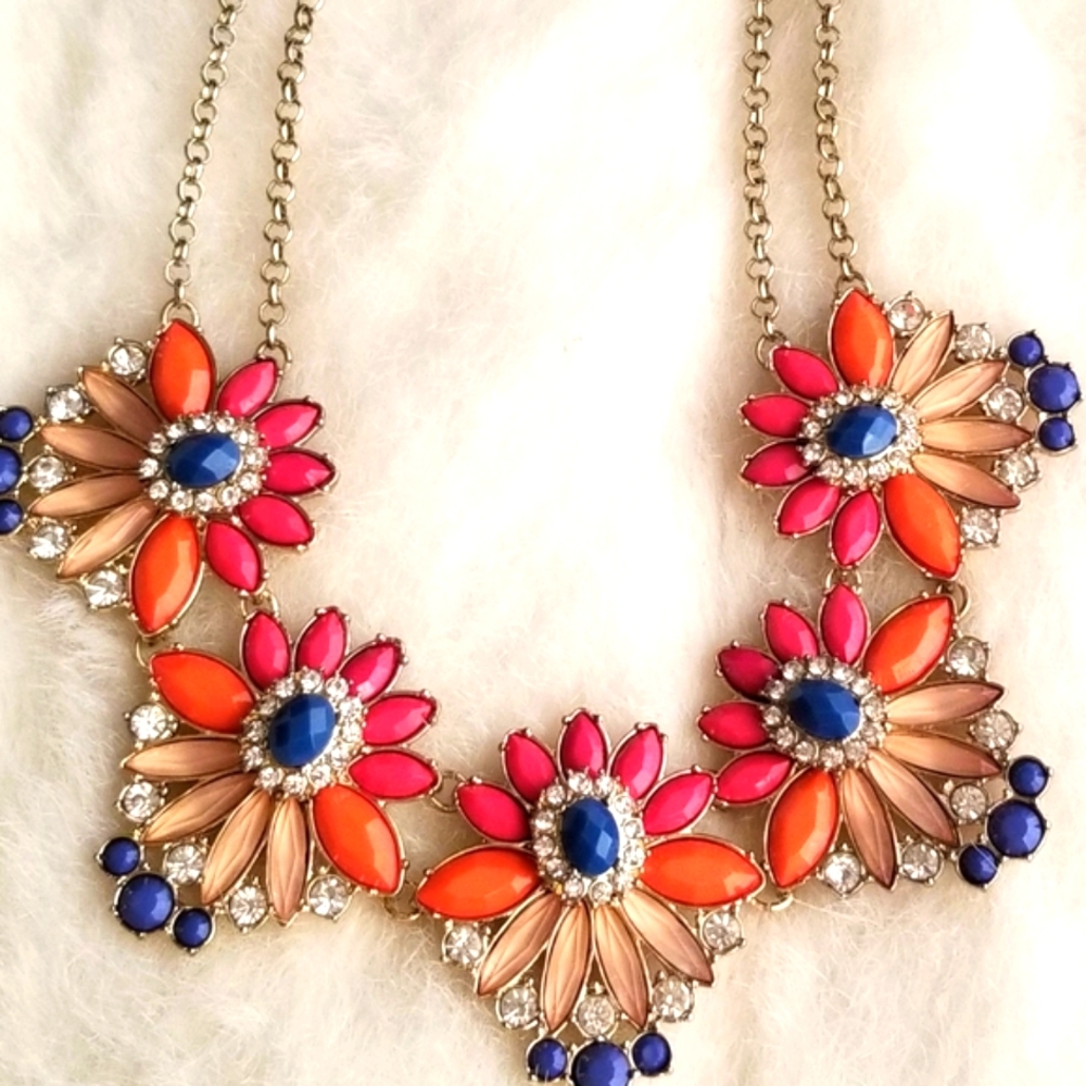 Flower Rhinestone Statement Necklace - Picture 2 of 4